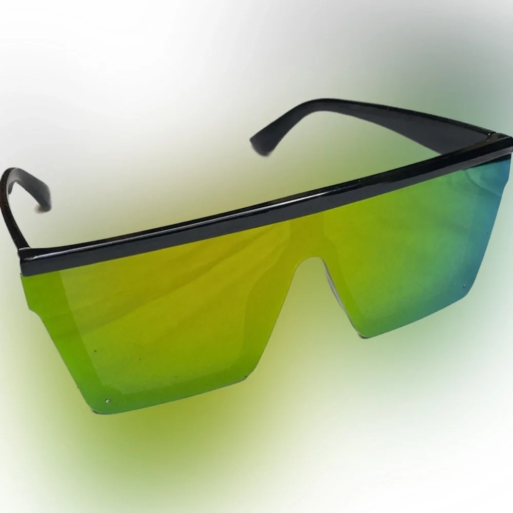 One-Piece Large Framed Fashion Sunglasses with Soft Case